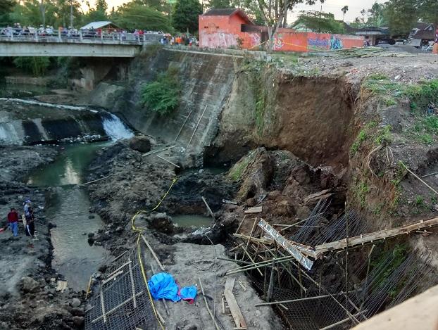 Penahan Jembatan Ki Ronggo Ambrol, Kadis PUPR-BPBD Tak Kompak 