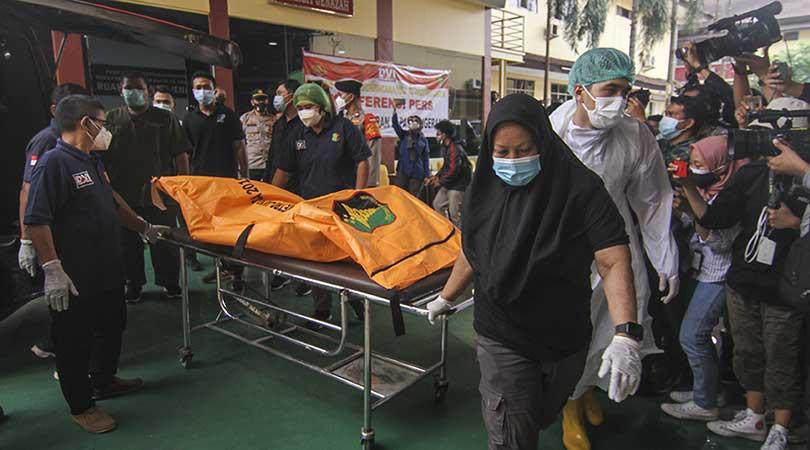 Jenazah korban kebakaran di Lapas Kelas I tangerang saat tiba di rumah sakit, Rabu (8/9/2021). (Foto