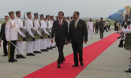 ?Presiden Joko Widodo sampai di Bunga Raya Bandara Internasional Kuala Lumpur disambut oleh ?Atase P