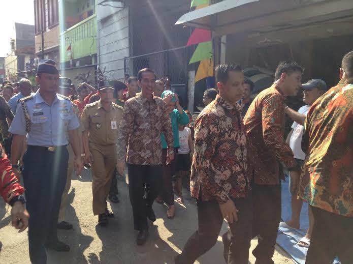 Blusukan, Jokowi Bagikan Sembako 