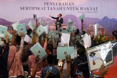 Serahkan 15 Ribu Sertifikat Bagi Warga Bogor, Jokowi Curhat Difitnah sebagai PKI