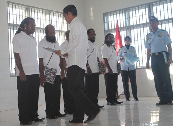 Presiden Joko Widodo dan narapidana politik.