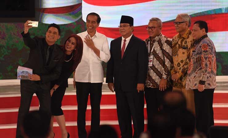 Jokowi - Prabowo selfie usai debat capres 2