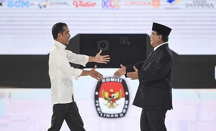 Jokowi menghampiri Prabowo usai debat capres ke-4