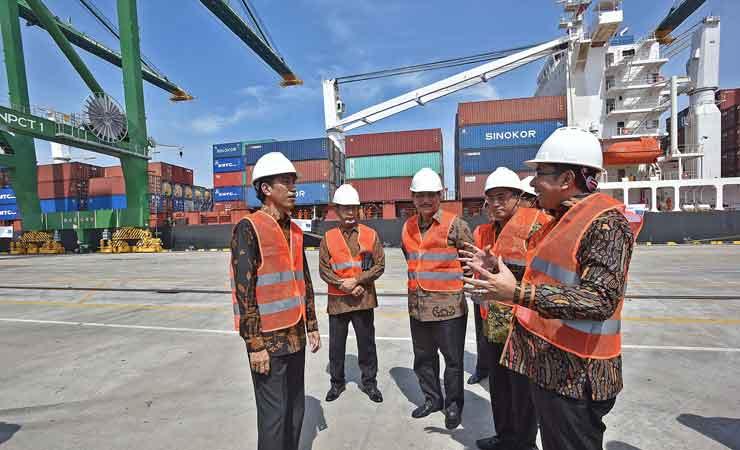 Presiden Joko Widodo meninjau pengoperasioan Terminal Peti Kemas Kalibaru Pelabuhan Utama Tanjung Pr