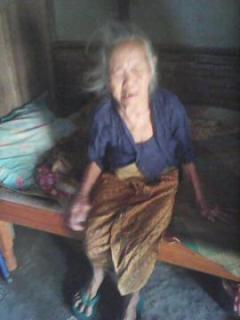 Kamilah (84), salah satu Janda lansia penerima bantuan PJSLU di Ngajuk. Foto: KBR/Muji Lestari 