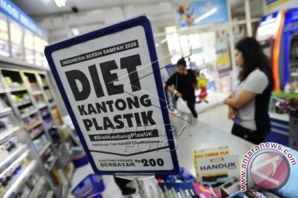 Kantong Berbayar, Tom Lembong Bawa Kantong Plastik Sendiri