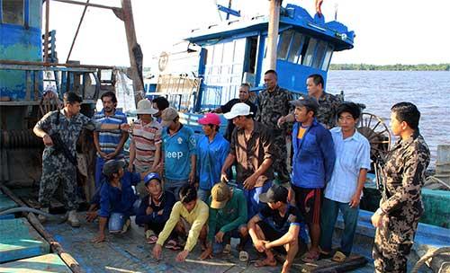Petugas menangkap kapal Vietnam pencuri ikan