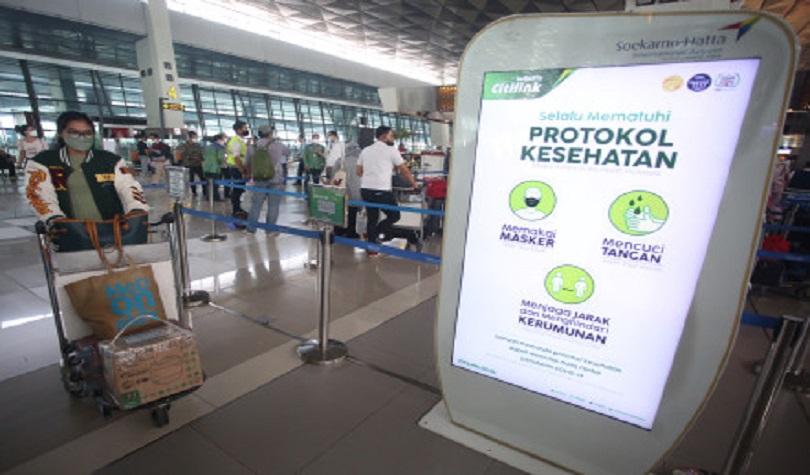 kasus Covid-19 naik, protokol kesehatan di Terminal 3 Bandara Soekarno Hatta, Tangerang, Banten, Jum