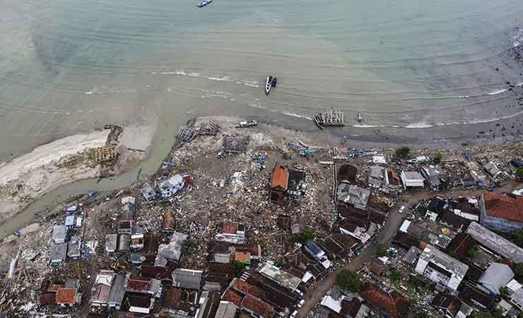 Kawasan pantai pasca tsunami Banten