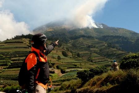 Kebakaran di Gunung Sumbing Temanggung,  Relawan Gabungan Lokalisir   dengan Sekat