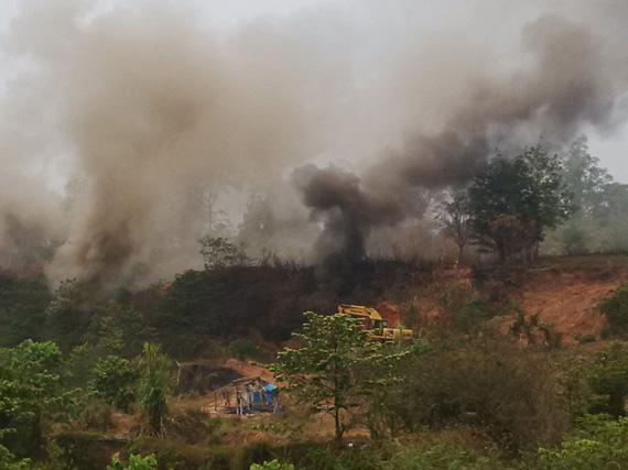Kebakaran di lahan eks galian tambang batu bara di Muara Enim, Sumatera Selatan (Foto: KBR/Aldo I.)