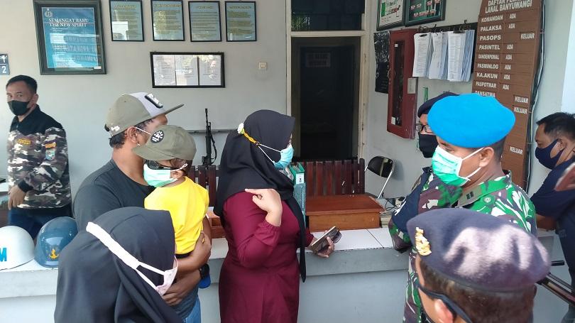 Keluarga Kru KRI Nanggala-402 Berdatangan ke Pangkalan TNI AL Banyuwangi