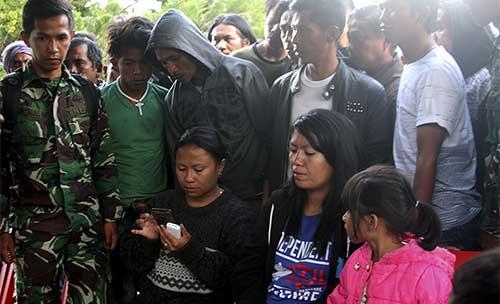 Keluarga korban penembakan menunggu kabar di Wamena, Papua