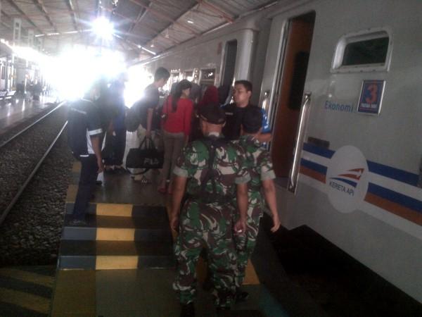 Penumpang KA Dhoho jurusan Blitar – Surabaya, berebut masuk kedalam kereta di Stasiun Jombang. (KBR/