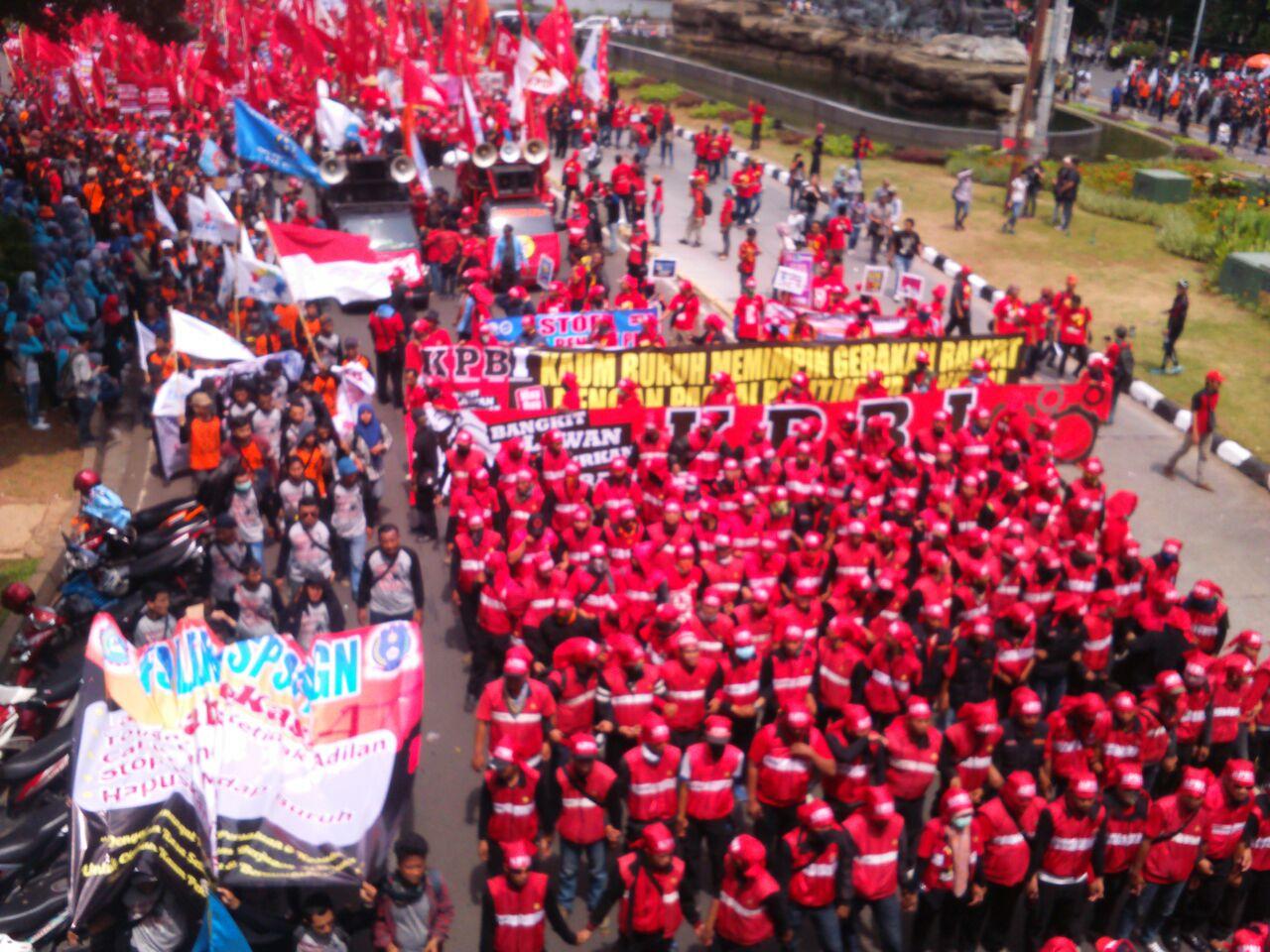 Buruh Honda Prospect Motor Mengadu ke Jokowi