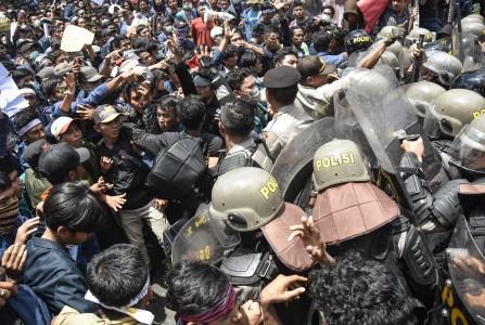 Demo  di Mataram Berakhir Bentrok, Belasan Mahasiswa Dilarikan ke Rumah Sakit