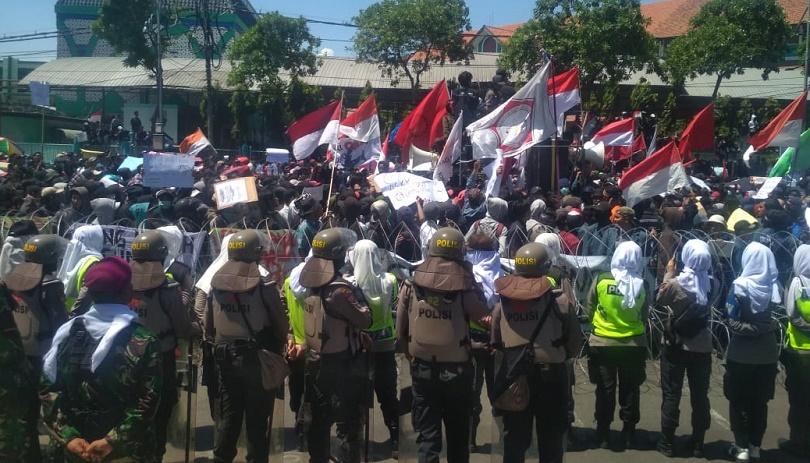 Tuntut Jokowi Cabut UU KPK, Ribuan Mahasiwa, Pelajar dan Buruh Surabaya Demo DPRD Jatim