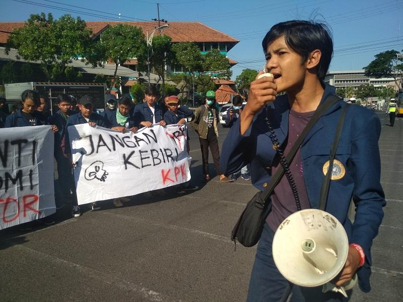 Mahasiswa Unair Kecewa Keputusan Jokowi Setujui Revisi UU KPK