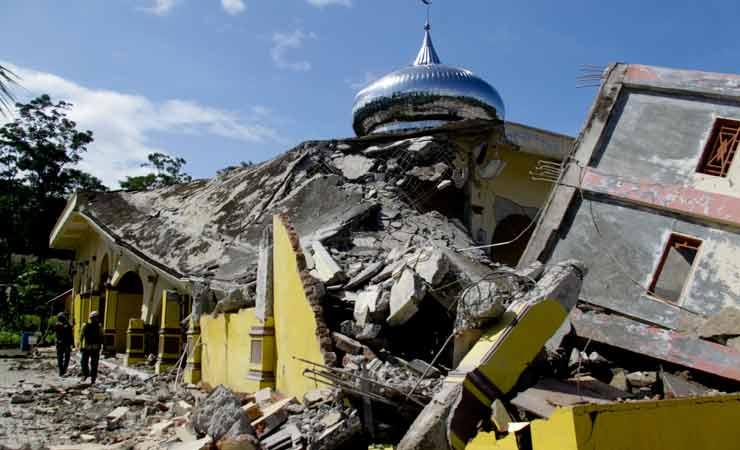 Masjid Jamik Nur Abdullah ambruk akibat gempa.