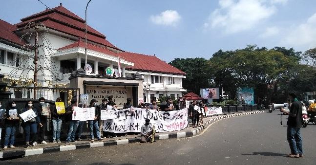 Massa Antikorupsi Malang Tuntut Jokowi Bentuk Tim Investigasi Pelemahan KPK