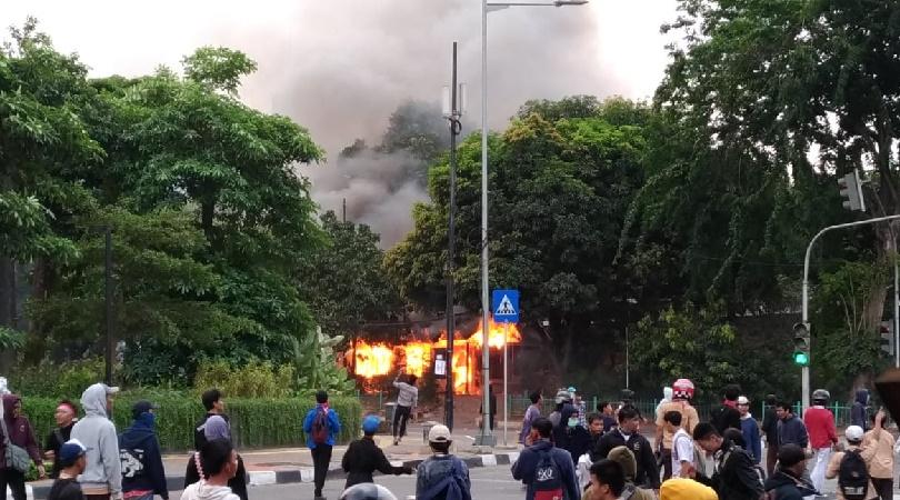 Massa Bakar Pos Polisi di Belakang Gedung DPR, Polisi Tembakkan Gas Air Mata