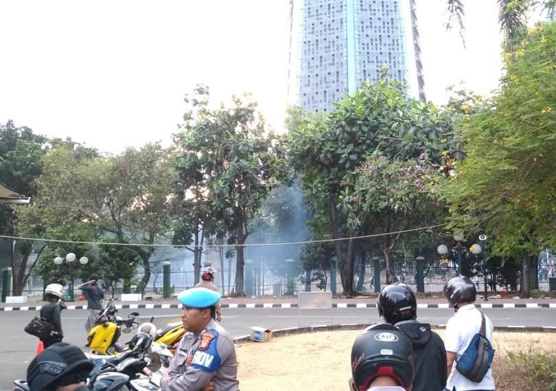 Massa Pelajar Rusuh di Belakang Gedung DPR, Polisi Tembakkan Gas Air Mata  