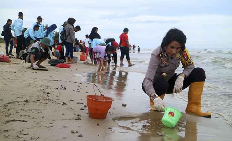 Masyarakat bersama aparat membersihkan pesisir Pantai Teluk Balikpapan.