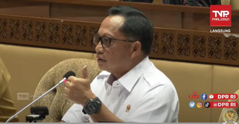 Mendagri Tito Karnavian menjelaskan tentang Apdesi saat rapat kerja Komisi II DPR, Selasa ()5/04/22)