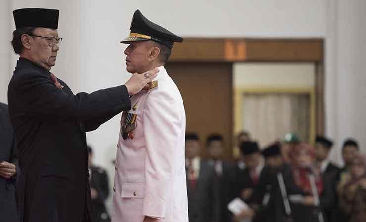 Menteri Dalam Negeri Tjahjo Kumolo melantik Komjen Pol M. Iriawan 