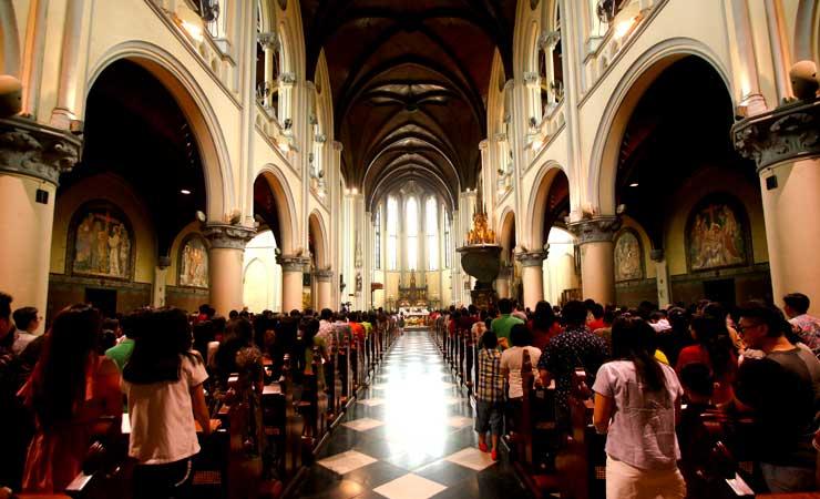 Umat Katolik mengikuti misa Natal di Gereja Katedral, Jakarta