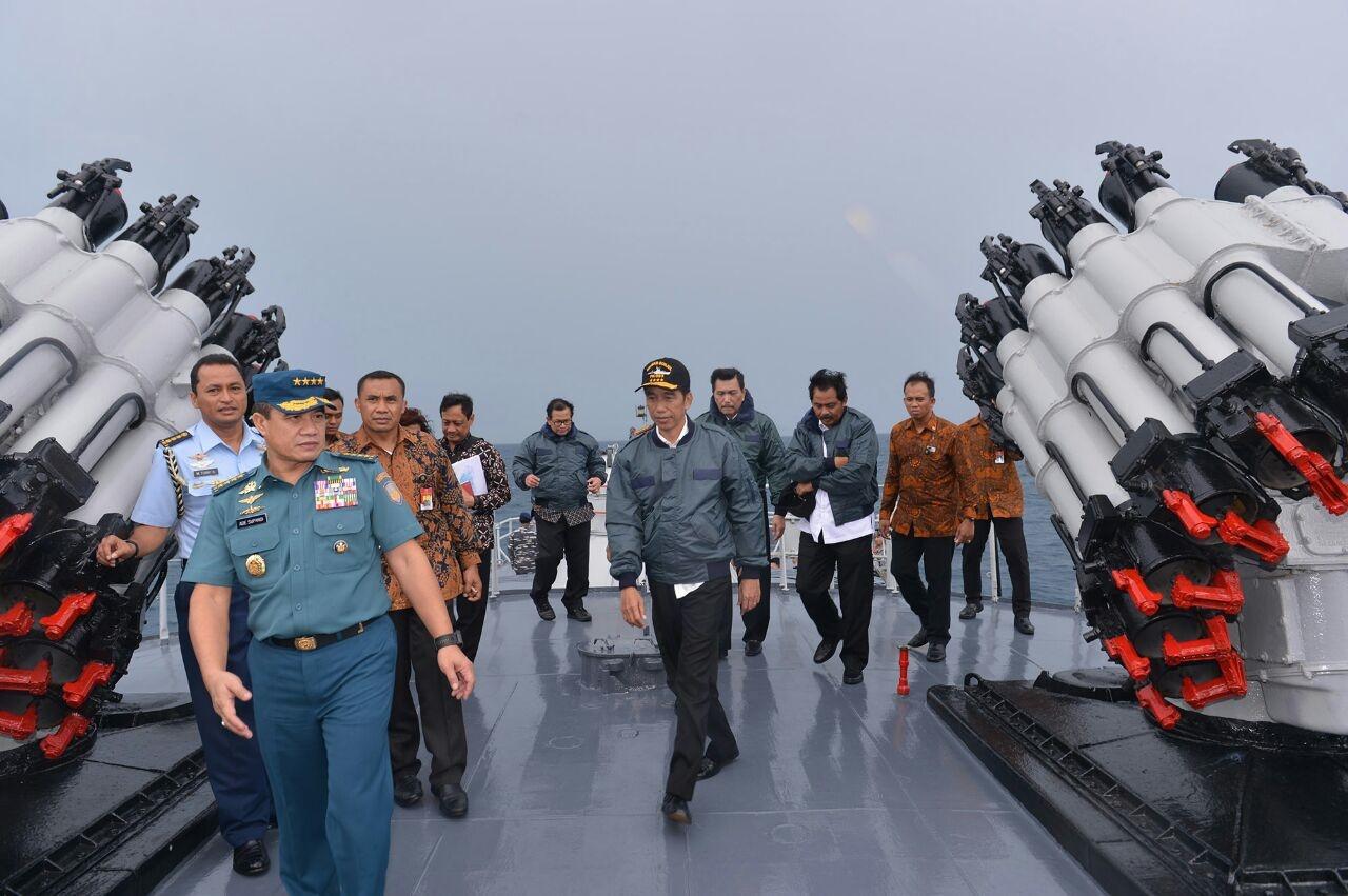 Jokowi Perintahkan Kembangkan Perikanan dan Migas di Natuna