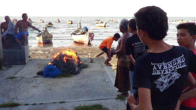 Rusak Lingkungan, Jaring Cothok Dibakar Nelayan