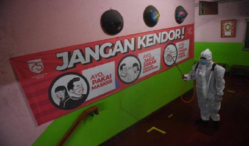 Kasus Omicron meningkat, petugas   menyemprotkan disinfektan di SMPN 43 Jakarta, Kamis (20/1/2022). 