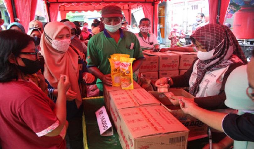 Operasi pasar minyak goreng murah Rp14 ribu per liter di Pasar Citra Niaga Kabupaten Jombang, Jatim 