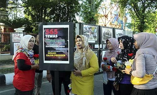 Pameran foto memperingati Hari Asasi Manusia (HAM) Internasional di lokasi Car Free Day, Banda Aceh.