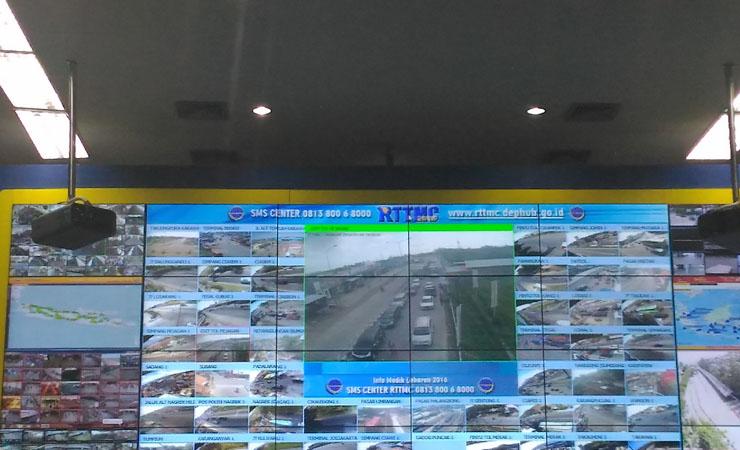 Pantauan CCTV Kemenhub, Jalur Tol Pejagan-Brebes Padat Lancar
