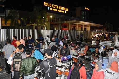 Pasien dievakuasi ke parkiran rumah sakit Kota Mataram pascagempa bumi berkekuatan 7 skala richter (