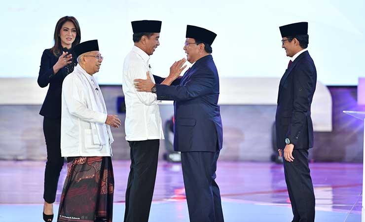 Jokowi memeluk Prabowo usai debat perdana