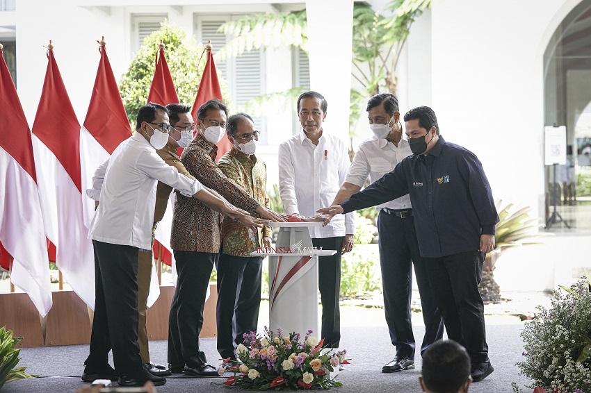 Presiden Jokowi didampingi menterinya saat peluncuran Vaksin IndoVac di PT Bio Farma, Bandung, Kamis