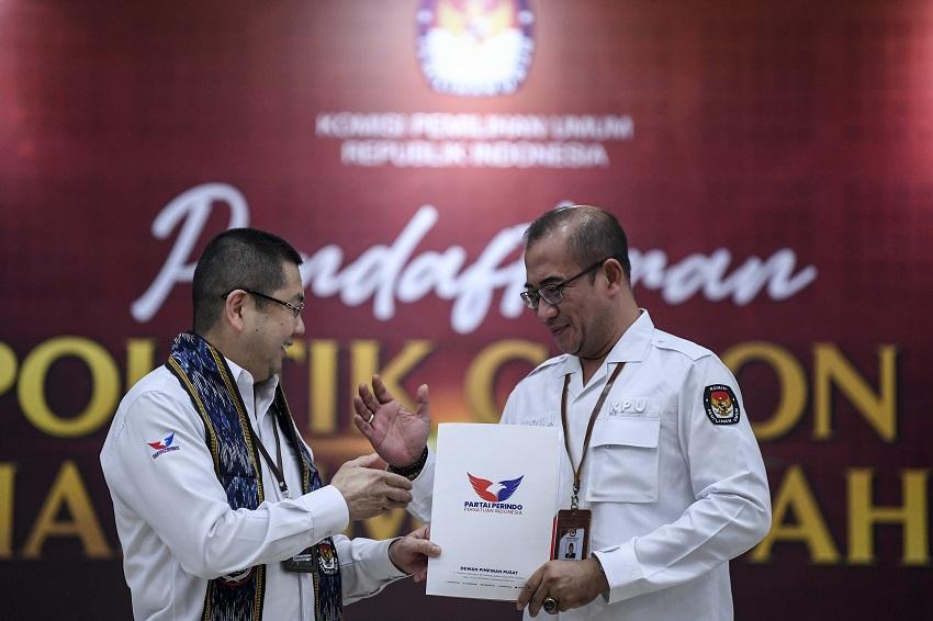 Ketua KPU (kanan) menerima berkas pendaftaran dari Ketum Perindo, Hary Tanoesoedibjo saat Pendaftara