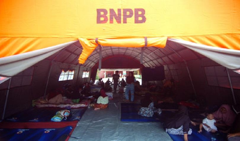 Pengungsi bencana tanah bergerak   di tenda darurat  SDN Dermasuci 01 Kabupaten Tegal, Jateng, Senin