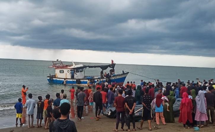 Terdampar di Aceh, Warga Paksa Tarik Kapal Berisi Sekitar 100 Pengungsi Rohingya Mendarat