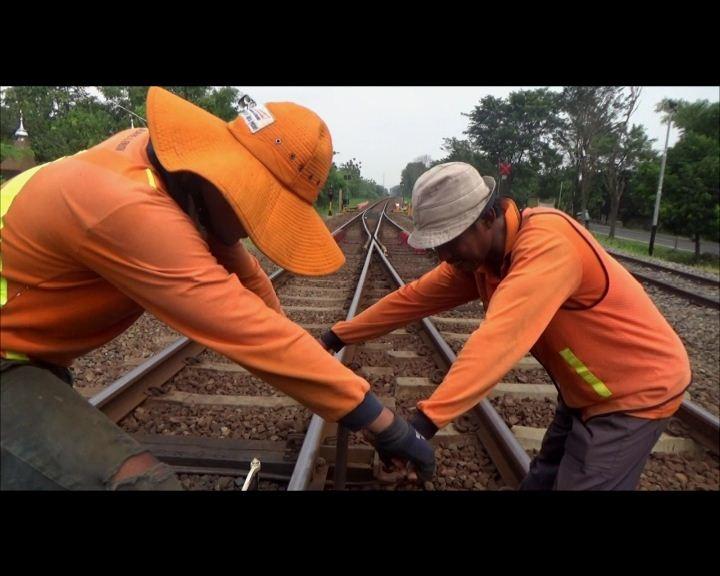 Jelang Mudik, Perbaikan Jalur Padat Kereta di Jombang Dikebut