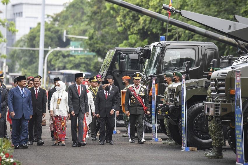 Presiden Jokowi meninjau kendaraan tempur yang dipamerkan usai upacara HUT ke-77 TNI di Istana Merde