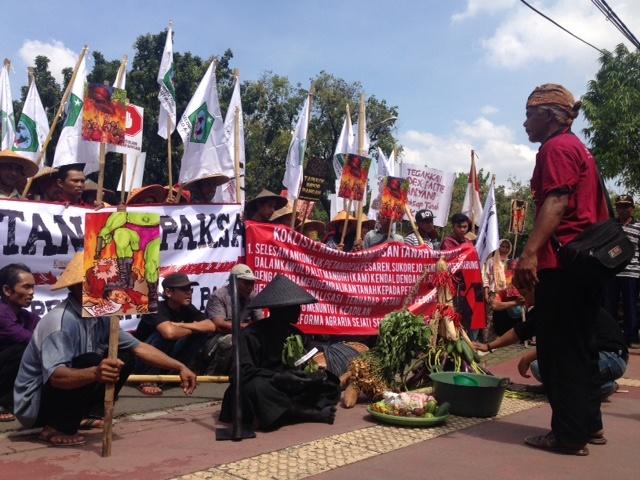 Petani Kendal demo di depan Istana Negara. (Foto: KBR/Ade Irmansyah)