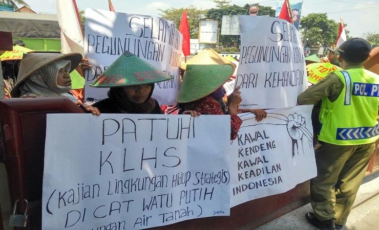 Tolak Penambangan Semen Indonesia, Petani Kendeng Demo Kantor Bupati Rembang