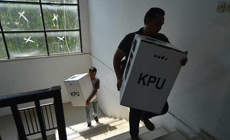 Petugas PPK mengumpulkan logistik Pemilu 2019