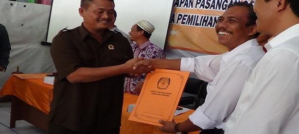 Sunarto (baju putih),  salah satu calon bupati yang harus mundur dari statusnya sebagai anggota DPRD