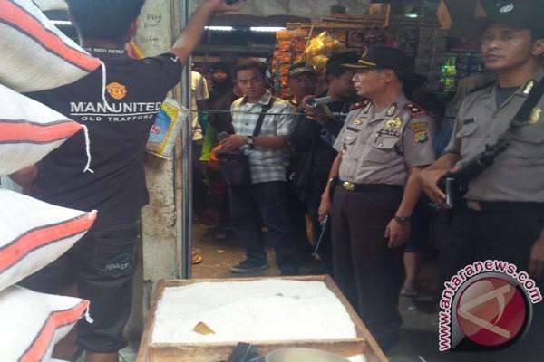 Polisi saat sidak di kios beras di Pasar Mutiara Gading, Mustikajaya, Kota Bekasi yang diduga menjua